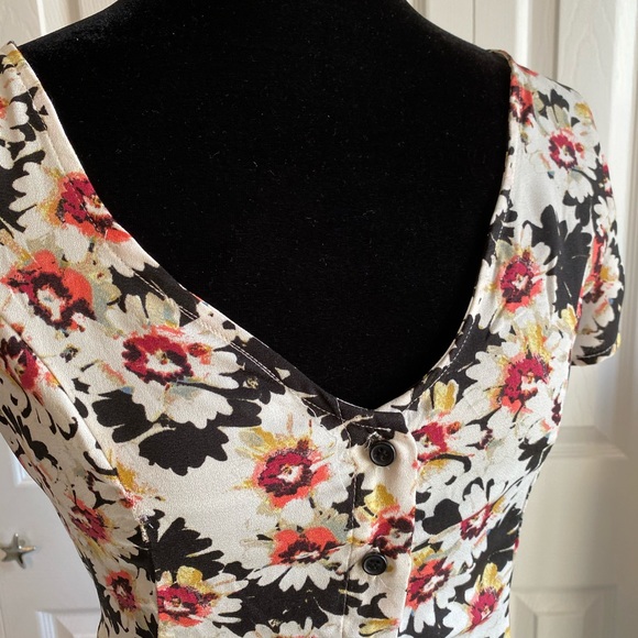 Floral Button up & Tie in the back dress - Picture 3 of 8